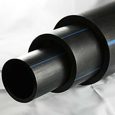 Продевать нитку полив HDPE пускает горячее по трубам плавит черную трубу пластмассы полиэтилена