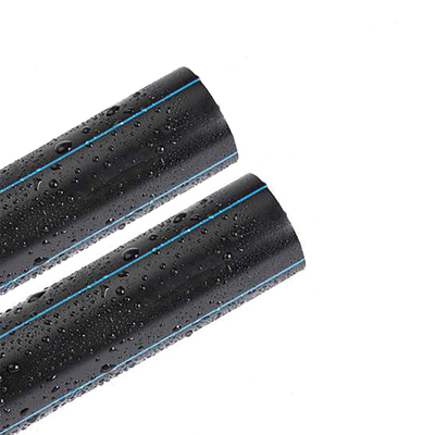 Водоснабжение Черные трубы из HDPE с синими полосками, вырезанными по размеру